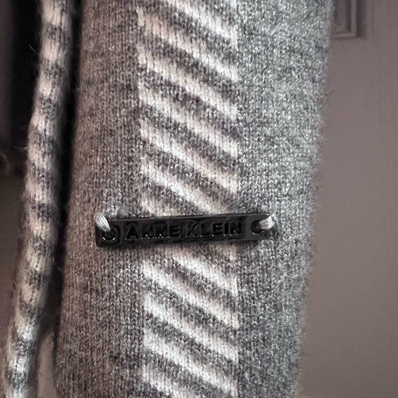 Anne Klein Cardigan
New with tags 
Size Medium - Picture 4 of 6